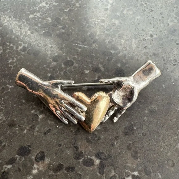 Unique artisan-made pin with gold heart held by two silver hands - Picture 2 of 15